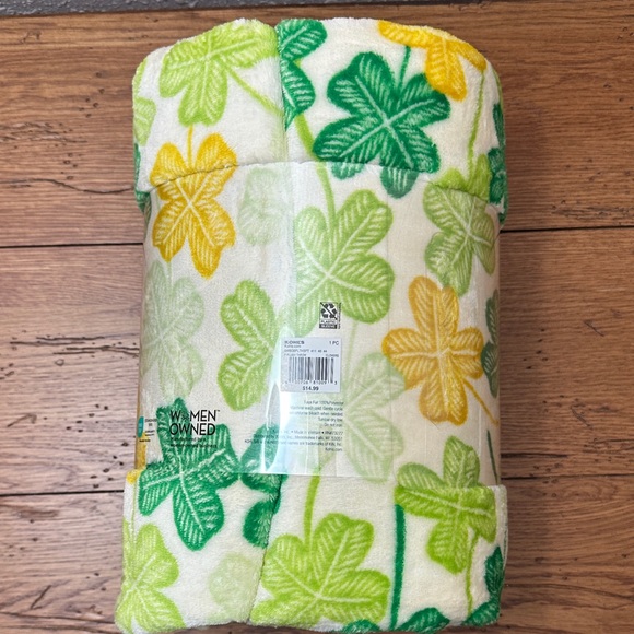 The Big One Clover Plush Throw Blanket - Picture 3 of 6